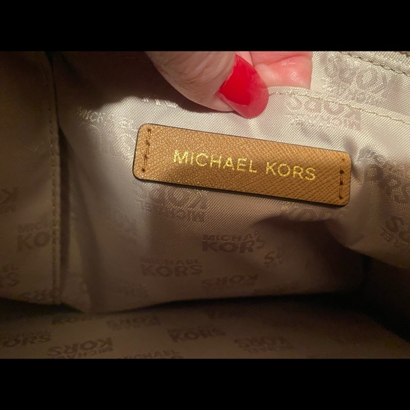 Micheal Kors tan leather purse. - Picture 4 of 4